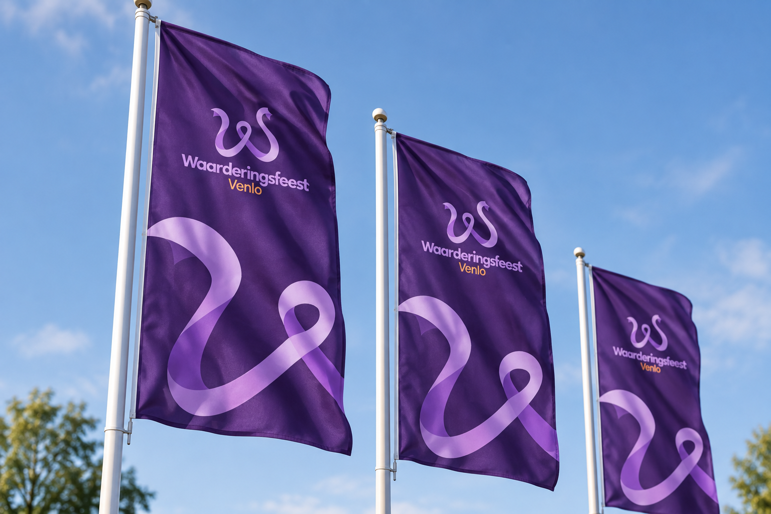 Drie paarse Waarderingsfeest-vlaggen met het lint, tegen een blauwe lucht