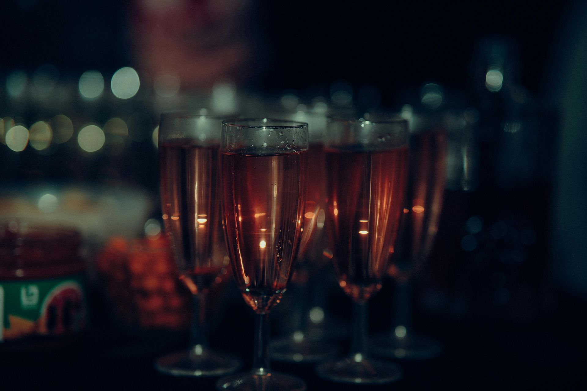 Sfeervol verlichte glazen tijdens de feestavond